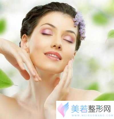 有法令纹怎么办？选自体脂肪和玻尿酸除皱果自然!