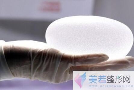 不同年龄段选择的隆胸假体材料不同，需注意以下几点